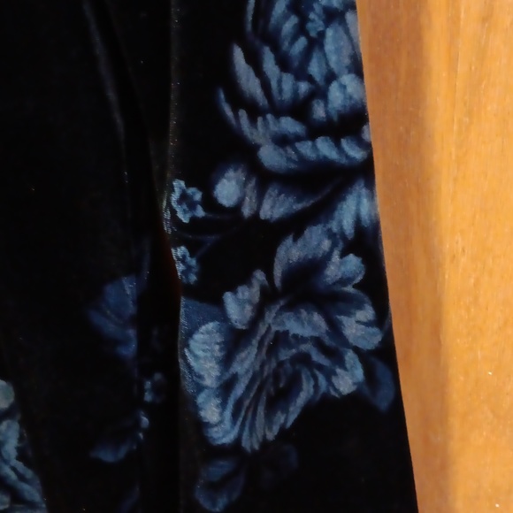 NWOT Flowered Top - Picture 4 of 4
